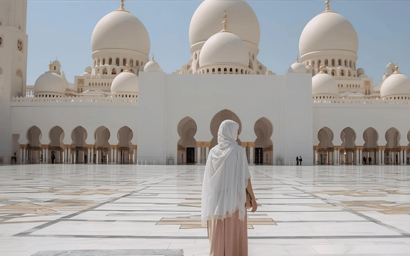 گردشگر در حال بازدید از مسجد جمیرا