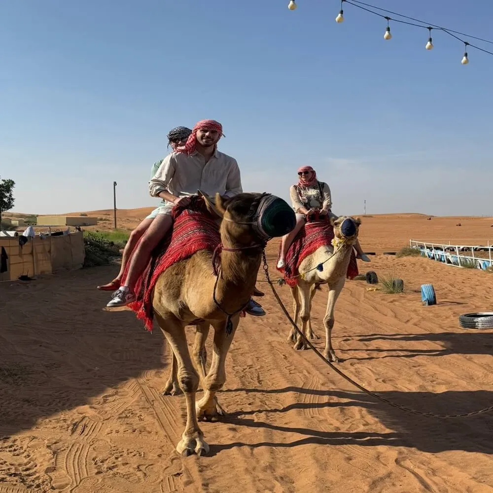 photo_2025-02-28_00-53-57 شتر سواری مسافران تور سافاری دبی کویرگرد