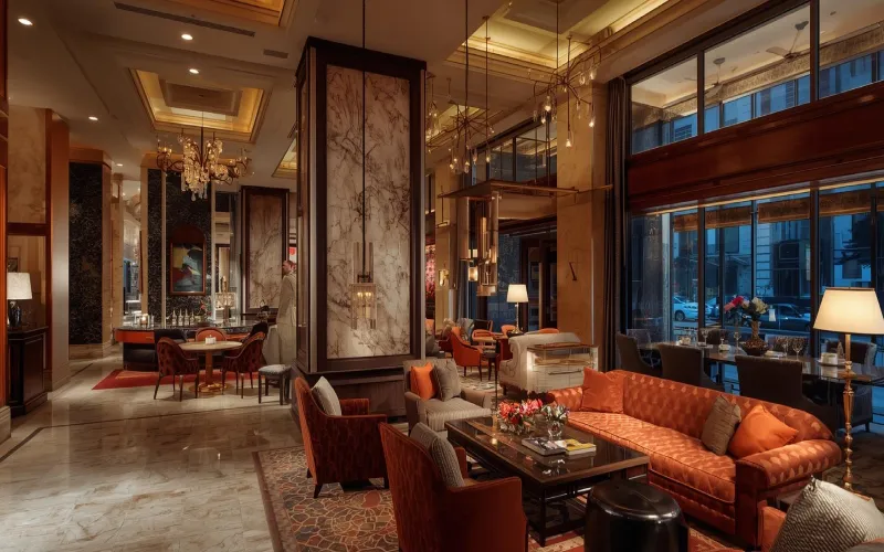 لابی یکی از هتل های دبی با فضاهای مشترک برای معاشرت مسافران مجرد